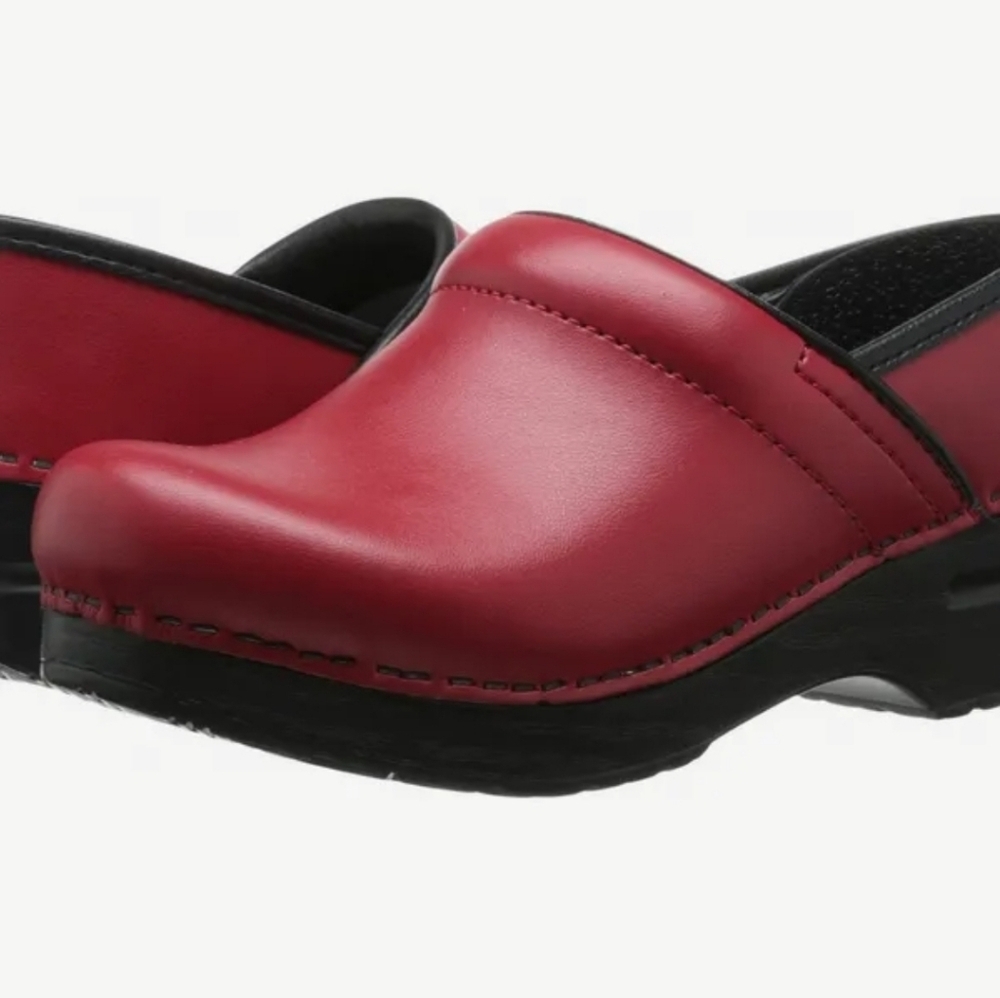 Dansko Professional Classic Red Oiled Leather Platform Distressed Clogs Size 41